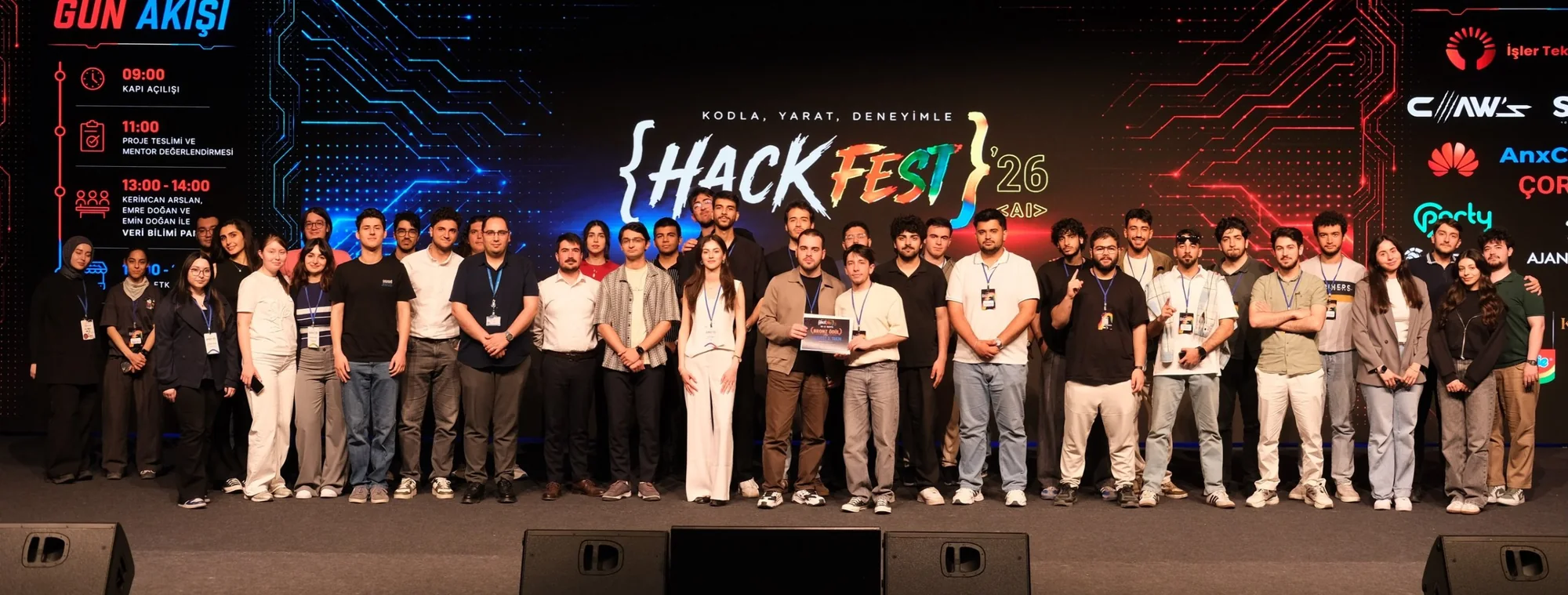 HACKFEST 2026 katılımcıları sahnede